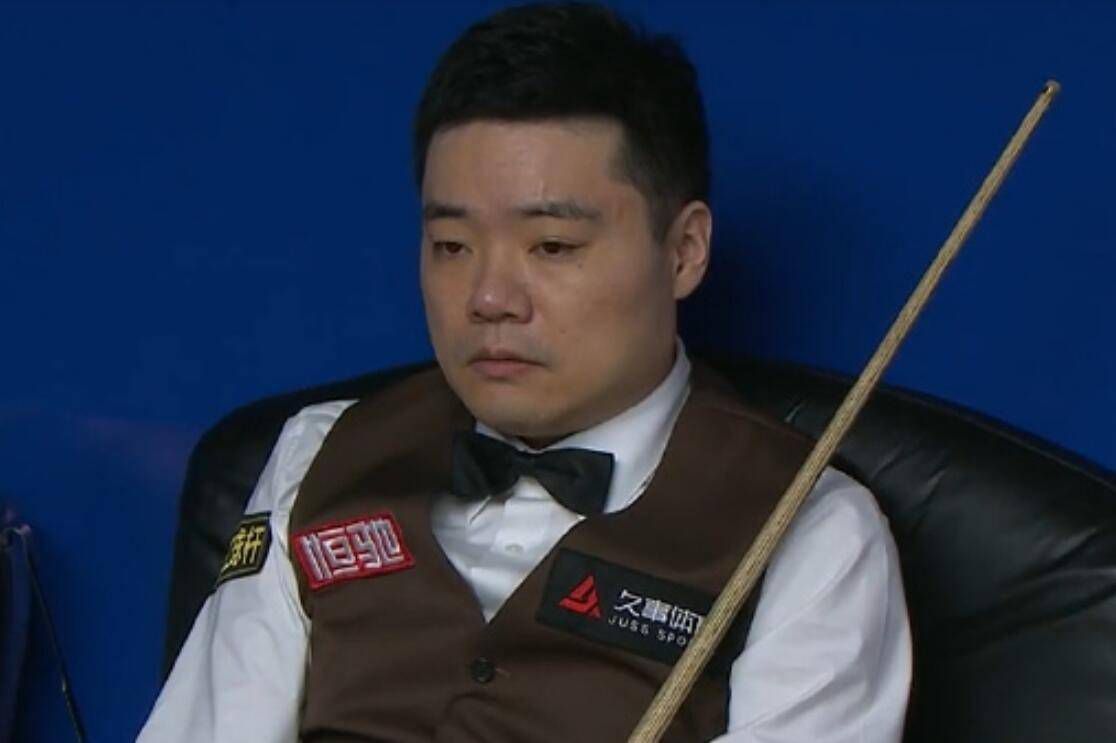 说完，他又半开玩笑的说：初然，我要是你，我可不会嫁给一个连工作都找不到的男人，早就跟这种废物离婚了。